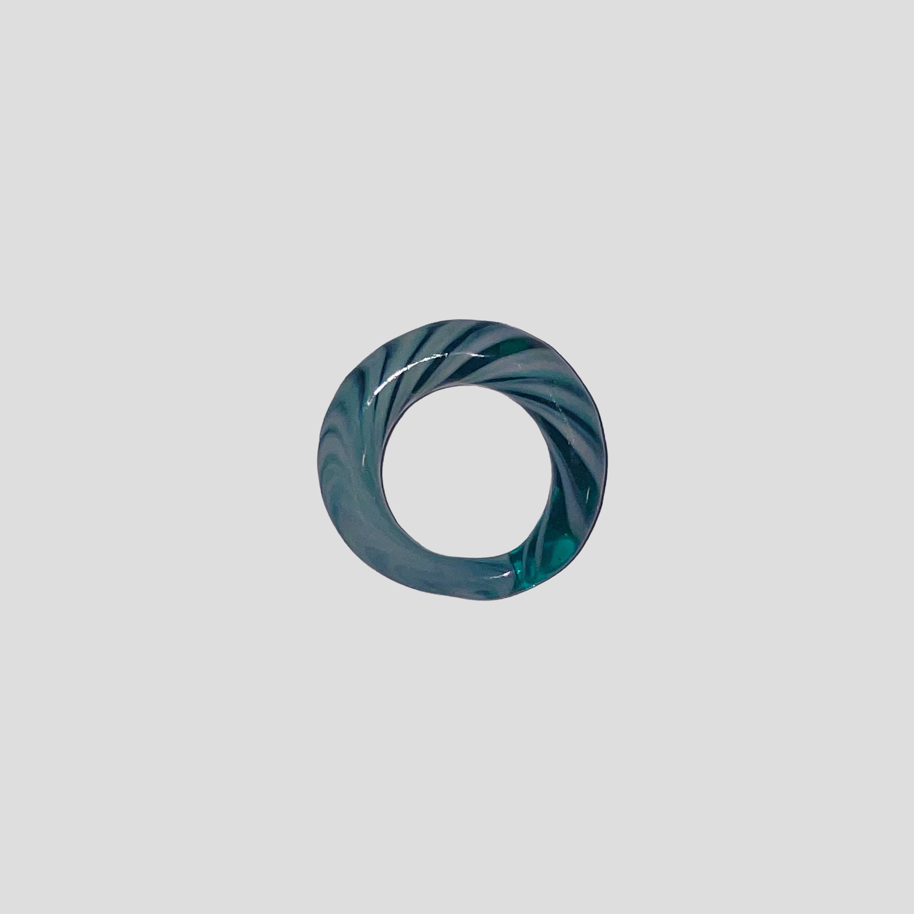 Moosgrüner spiralförmiger Glasring